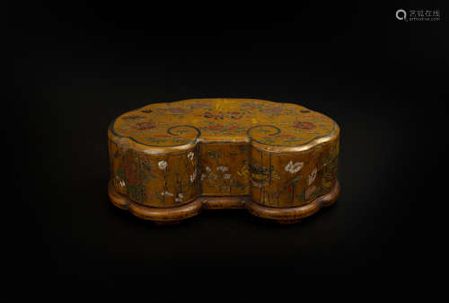 AN INLAID AND INCISED LACQUER BOX雕填花卉八宝纹漆器 大清乾隆年制