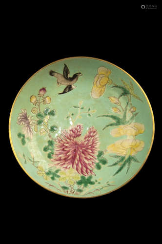 A GREEN GLAZE FAMILLE ROSE PLATE松石綠釉粉彩瓷盤