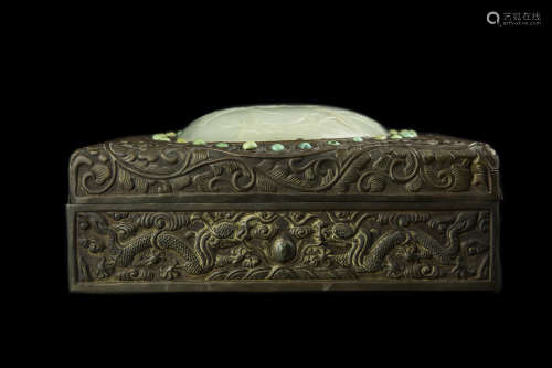 A SILVER LAYERED JADE INLAID JEWELRY BOX鑲玉銅方盒
