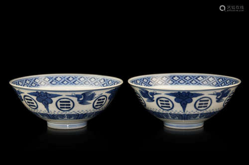 A PAIR OF QING DYNASTY PERIOD BLUE AND WHITE BOWLS清八卦紋壽花碗一對