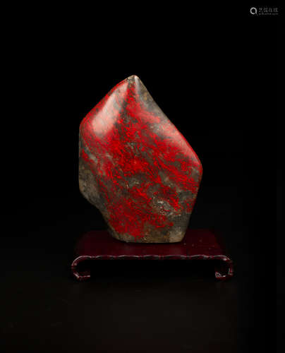 A BLOODSTONE DECORATION雞血石擺件