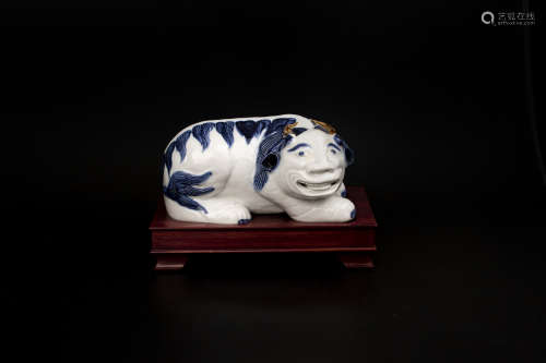 A BLUE AND WHITE CHINESE EXPORT PORCELAIN DECORATION清代青花瑞獸