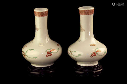 A PAIR OF FLASK VASES粉彩長頸瓶一對