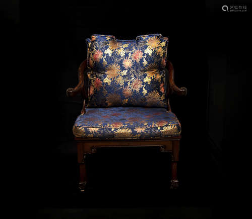 A CHAIR WITH CUSION 帶墊座椅