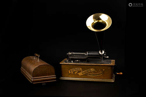 AN ANTIQUE RECORD PLAYER  老唱機 （附帶約20個唱滾）