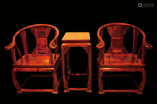 A PAIR OF 'HUANGHUALI' CHAIR AND TEATABLE一組黃花梨桌椅