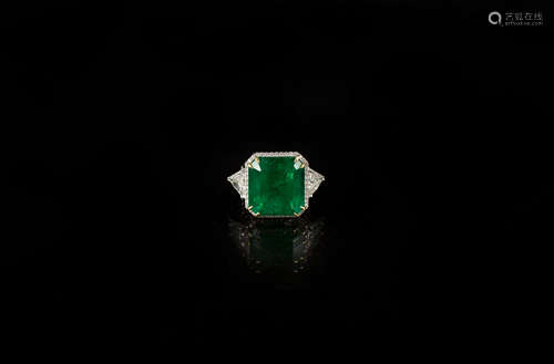 AN EMERALD RING WITH DIAMOND SIDESTONES AND YELLOW GOLD ACCENTS  IN 18K WHITE GOLD  - EMERALD: 23.18 CTS18K白金祖母綠寶石鑲鑽戒指