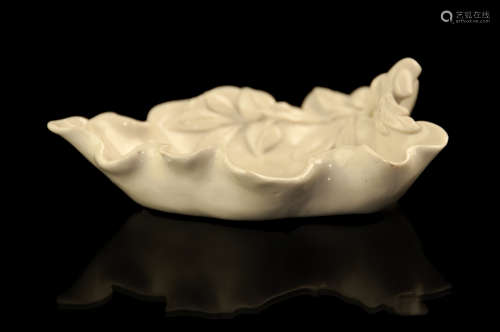 A LATE MING-EARLY QING 'DEHUA' PORCELAIN LEAF PATTERN BRUSH WASHER明代德化窯樹葉型筆洗