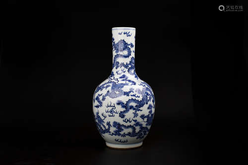 A BLUE AND WHITE DRAGON PATTERN BOTTLE 青花龍紋瓶