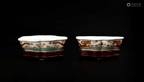 A PAIR OF LATE QING DYNASTY FAMILLE ROSE FLOWER POTS清晚期粉彩二龍戲珠水仙盆