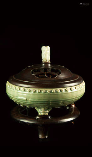 A 'LONGQUAN' CELADON TRIPOD CENSER BURNER, WOOD BASE AND LID   明代龍泉窯三足香爐，蓋和底座