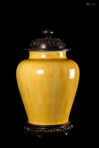 A LARGE YELLOW GLAZED VASE清代黃釉花瓶