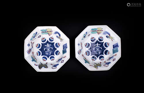 A PAIR OF UNDERGLAZE BLUE AND OVERGLAZE ENAMELLED OCTAGONAL NABESHIMA DEEP DISHES鬥彩壽字紋八楞碗一對蘇富比拍賣所得