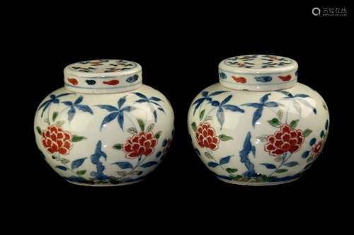 A PAIR OF MING DYNASTY 