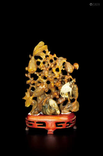 AN AGATE CARVED GOLDFISH MOUNTAIN STONE STATUE清代瑪瑙雕金魚山石擺件