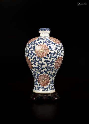 A CHINESE PORCELAIN VASE清早期梅瓶