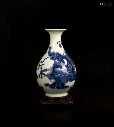 A DRAGON PATTERN BLUE AND WHITE PORCELAIN BOTTLE 清早期祥雲龍紋青花瓷瓶