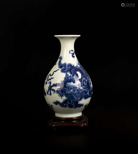 A DRAGON PATTERN BLUE AND WHITE PORCELAIN BOTTLE 清早期祥雲龍紋青花瓷瓶