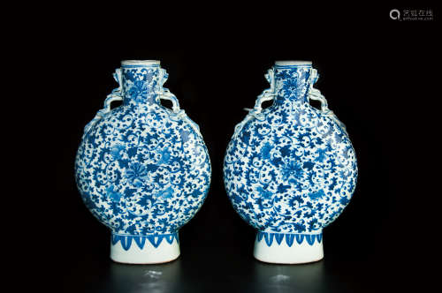 A PAIR OF BLUE AND WHITE PORCELAIN DRAGON EAR VASE一對青花瓷龍紋花瓶