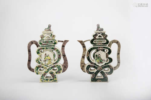 A PAIR OF FAMILLE TEAPOTS一對素三彩壽字壺 清中期