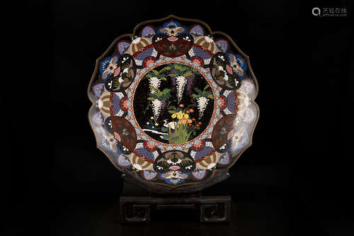 A LARGE JAPANESE CLOISONNE ENAMEL PLATE19世紀日本七寶燒花卉大盤