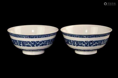 A PAIR OF BLE AND WHITE DRAGON BOWLS一對青花瓷碗