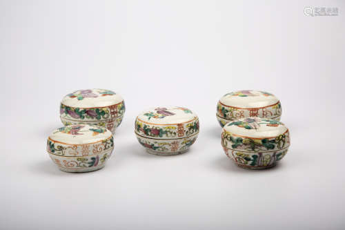 5 EARLY 20TH  CENTURY FAMILLE ROSE BOXES WITH COVER 20世紀早期粉彩嬰戲紋蓋盒5件
