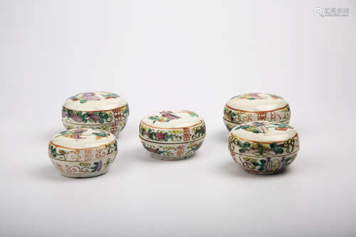 5 EARLY 20TH  CENTURY FAMILLE ROSE BOXES WITH COVER 20世紀早期粉彩嬰戲紋蓋盒5件