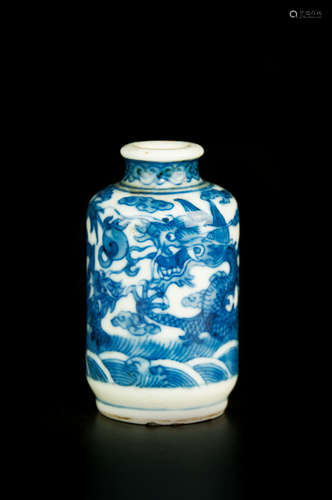 A BLUE AND WHITE DRAGON PATTERN SNUFF BOTTLE青花瓷龍紋鼻煙壺