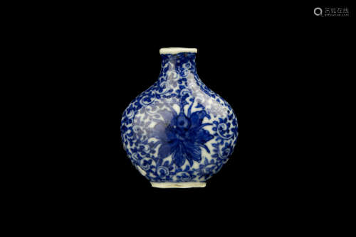 A BLUE AND WHITE SNUFF BOTTLE青花花卉紋鼻煙壺