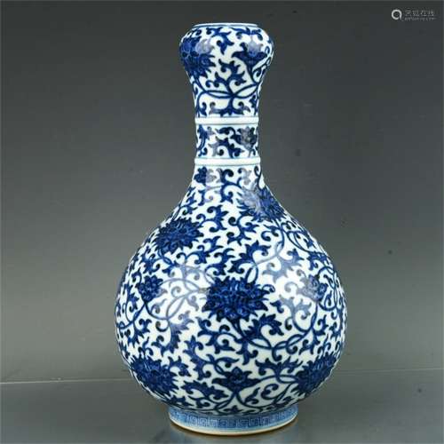 A Chinese Porcelain Garlic-mouthed Vase