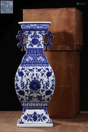 A Chinese Blue and White Porcelain Vase