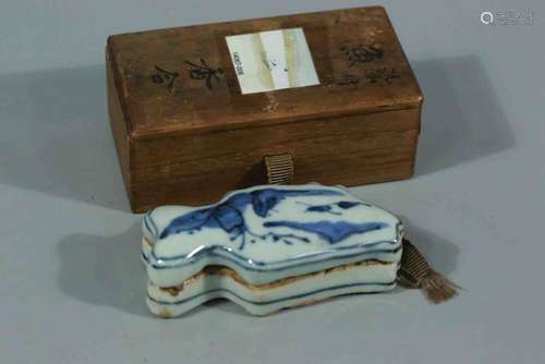 A Chinese Blue and White Porcelain Pomander with a Wooden Box