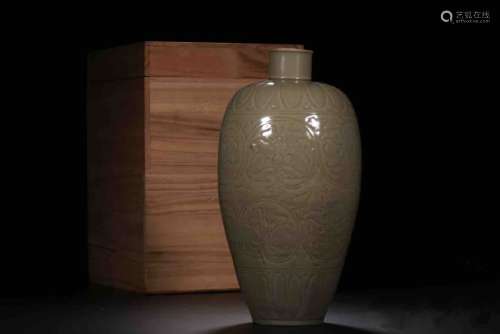 A Chinese Porcelain Plum Vase