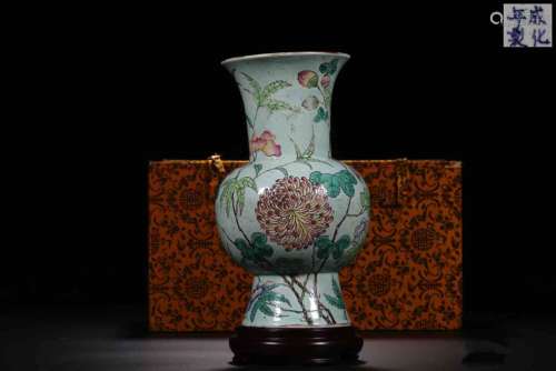 A Chinese Green Ground Famille Rose Porcelain Beaker Vase