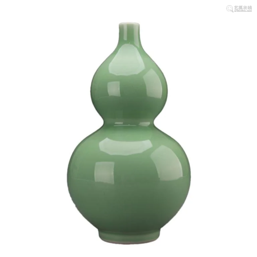 Chinese Green Glazed Gourd Porcelain Vase,Mark