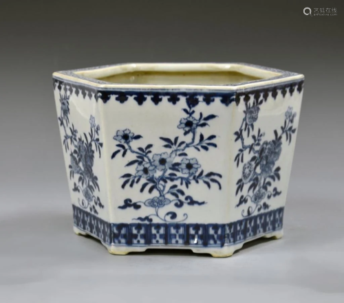 19th C., blue and white planter, in hexagonal form