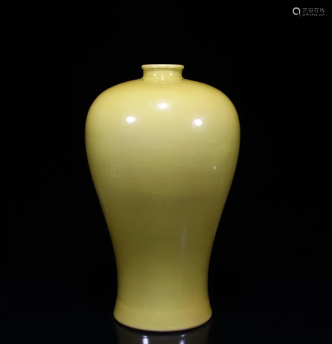 Chinese Yellow Glazed Porcelain Vase,Mark