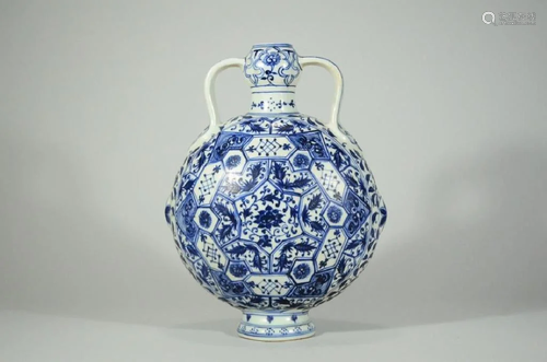 CHINESE BLUE AND WHIIT MOON FLASK VASE