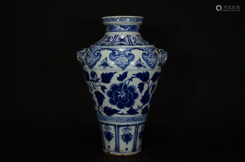 CHINESE BLUE AND WHITE VASE