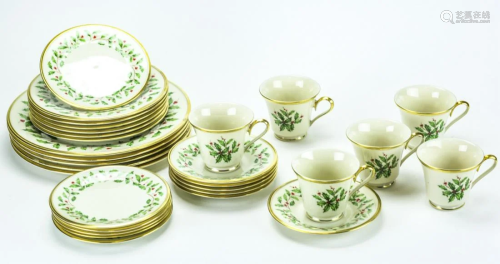 Lenox Porcelain Holiday Holly Plates Service for 6