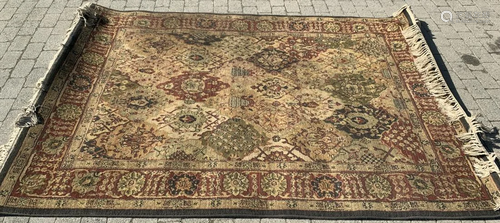 Oriental Style Wool Pile Rug / Carpet