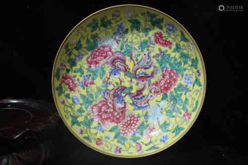 A Chinese Enamel Flower Patterned Porcelain Plate