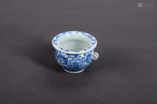 A Chinese Porcelain Food Jar