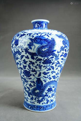 A Chinese Blue and White Dragon Patterned Porcelain Plum Vase