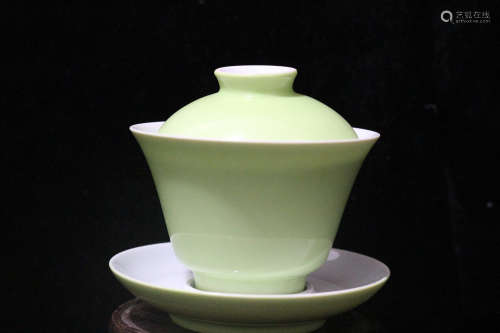 A Chinese Green Porcelain Hat-covered Bowl