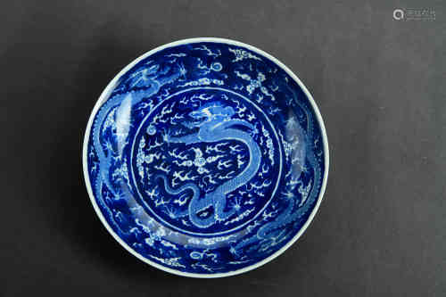 A Chinese Dragon Patterned Porcelain Pot 