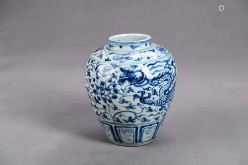 A Chinese Blue and White Dragon Patterned Porcelain Jar