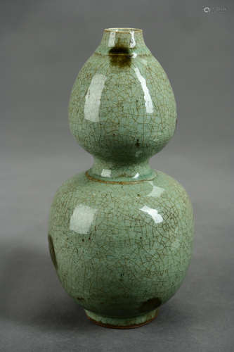 A Chinese Porcelain Gourd-shaped Vase