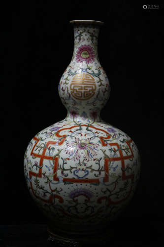 A Chinese Enamel Gilt Porcelain Vase